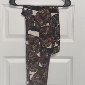 LuLaRoe lot of leggings in various prints!